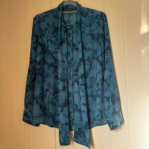 The Limited Women’s Teal/BlueFloral Blouse - Size Medium. NWOT